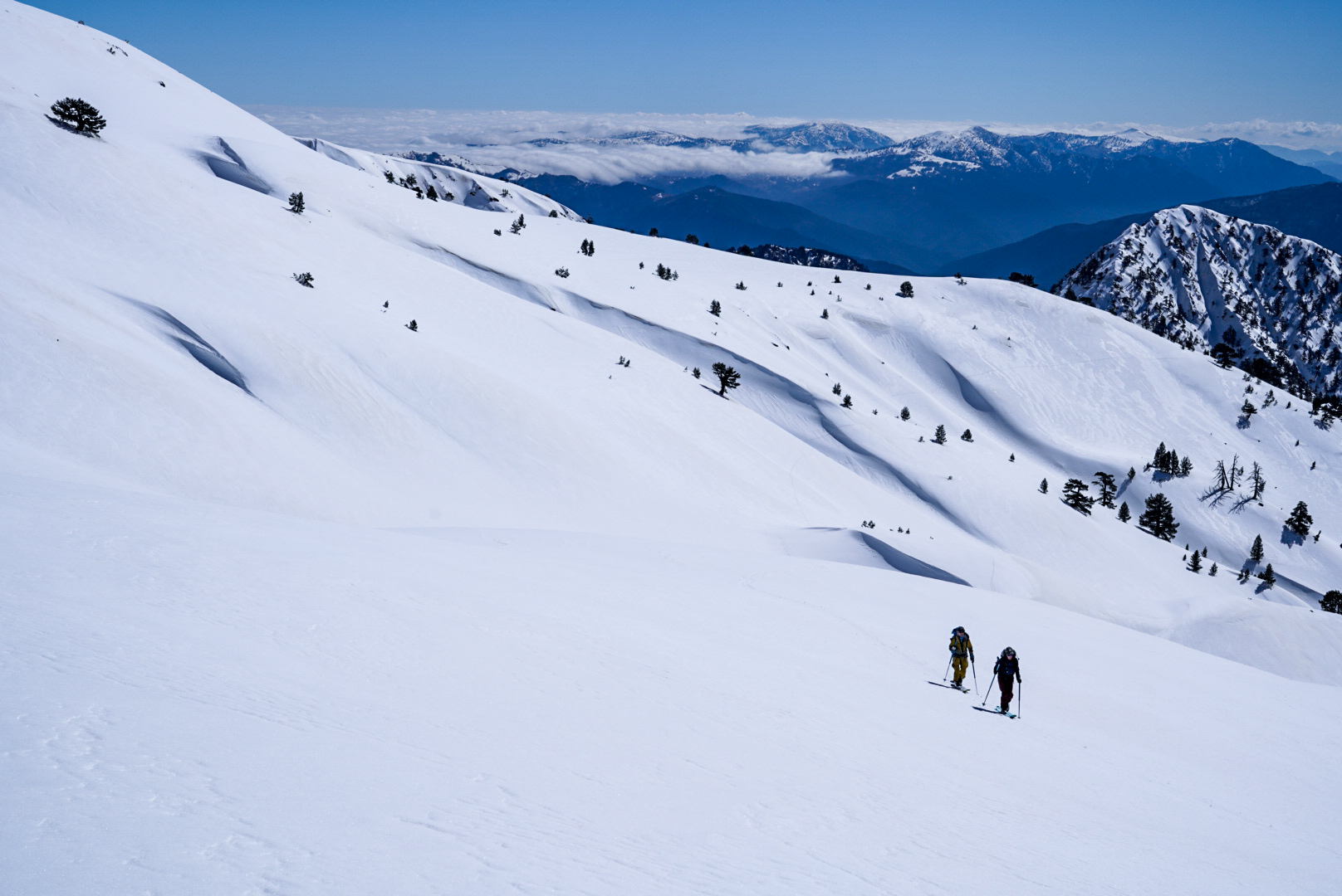 Groupe en traversee, pinde — smolikas et pades, lors d’une itinérance à ski en Grèce.